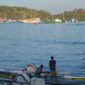 Para nelayan di pesisir Indonesia bersiap melaut dengan perahu kayu tradisional saat matahari terbenam untuk menjaga pasokan pangan laut sekaligus melestarikan tradisi maritim Nusantara.