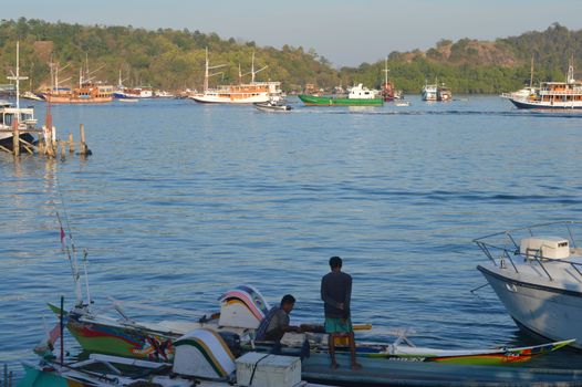 Para nelayan di pesisir Indonesia bersiap melaut dengan perahu kayu tradisional saat matahari terbenam untuk menjaga pasokan pangan laut sekaligus melestarikan tradisi maritim Nusantara.