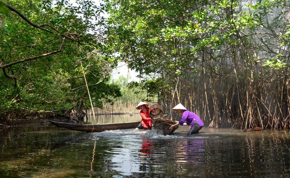 Pengunjung menikmati keasrian kawasan konservasi mangrove melalui jembatan kayu yang membelah rimbunnya benteng hijau pesisir.