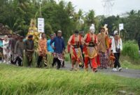 Para tetua adat berjalan menyusuri kawasan hutan lindung ulayat yang terus dirawat secara turun-temurun demi menjaga keseimbangan ekosistem dan sumber air bersih bagi kehidupan sekitarnya.