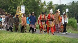 Para tetua adat berjalan menyusuri kawasan hutan lindung ulayat yang terus dirawat secara turun-temurun demi menjaga keseimbangan ekosistem dan sumber air bersih bagi kehidupan sekitarnya.