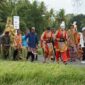 Para tetua adat berjalan menyusuri kawasan hutan lindung ulayat yang terus dirawat secara turun-temurun demi menjaga keseimbangan ekosistem dan sumber air bersih bagi kehidupan sekitarnya.