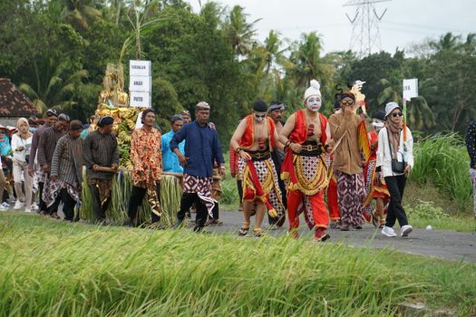 Para tetua adat berjalan menyusuri kawasan hutan lindung ulayat yang terus dirawat secara turun-temurun demi menjaga keseimbangan ekosistem dan sumber air bersih bagi kehidupan sekitarnya.