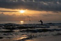 Seorang nelayan lokal memancing tuna menggunakan metode pancing ulur tradisional di perairan pesisir Indonesia. Metode tangkap ramah lingkungan ini menjadi pilar utama perikanan berkelanjutan untuk menjaga kelestarian biota laut.