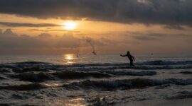 Seorang nelayan lokal memancing tuna menggunakan metode pancing ulur tradisional di perairan pesisir Indonesia. Metode tangkap ramah lingkungan ini menjadi pilar utama perikanan berkelanjutan untuk menjaga kelestarian biota laut.