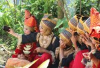 Sejumlah tetua dan pemuda adat berkumpul di kawasan hutan kelolaan mereka untuk memetakan wilayah secara partisipatif demi mempertahankan tanah leluhur dari ancaman alih fungsi lahan.