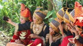 Sejumlah tetua dan pemuda adat berkumpul di kawasan hutan kelolaan mereka untuk memetakan wilayah secara partisipatif demi mempertahankan tanah leluhur dari ancaman alih fungsi lahan.