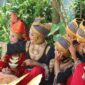 Sejumlah tetua dan pemuda adat berkumpul di kawasan hutan kelolaan mereka untuk memetakan wilayah secara partisipatif demi mempertahankan tanah leluhur dari ancaman alih fungsi lahan.