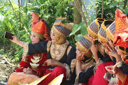 Sejumlah tetua dan pemuda adat berkumpul di kawasan hutan kelolaan mereka untuk memetakan wilayah secara partisipatif demi mempertahankan tanah leluhur dari ancaman alih fungsi lahan.