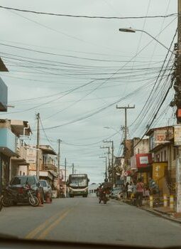 Menakar Ulang Jejak Bahan Bakar dalam Garis Nafas dan Dompet Masyarakat Perkotaan