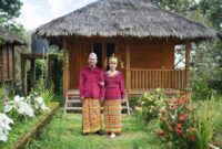 Masyarakat adat berkumpul di tepi hutan lindung untuk menjalankan ritual menjaga alam dan merawat sumber air lokal secara tradisional.