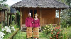 Masyarakat adat berkumpul di tepi hutan lindung untuk menjalankan ritual menjaga alam dan merawat sumber air lokal secara tradisional.