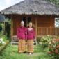 Masyarakat adat berkumpul di tepi hutan lindung untuk menjalankan ritual menjaga alam dan merawat sumber air lokal secara tradisional.