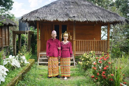 Masyarakat adat berkumpul di tepi hutan lindung untuk menjalankan ritual menjaga alam dan merawat sumber air lokal secara tradisional.