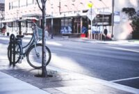 Masyarakat perkotaan kini semakin adaptif dalam menerapkan pola hidup ramah lingkungan melalui penggunaan transportasi umum berbahan bakar bersih dan integrasi energi terbarukan di rumah tinggal.