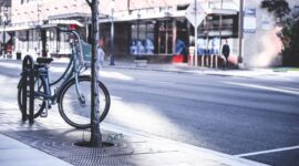 Masyarakat perkotaan kini semakin adaptif dalam menerapkan pola hidup ramah lingkungan melalui penggunaan transportasi umum berbahan bakar bersih dan integrasi energi terbarukan di rumah tinggal.