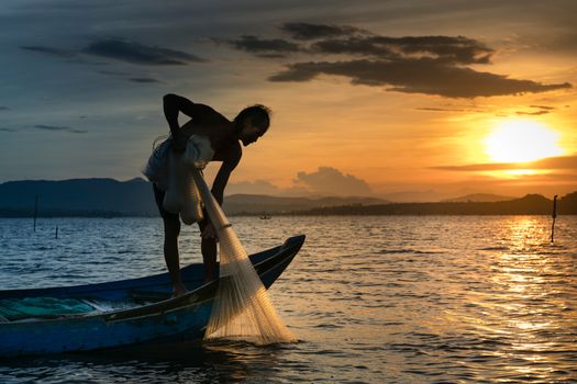 Seorang nelayan tradisional di atas perahu kayu bersiap melaut menyongsong matahari terbit, menggambarkan keharmonisan antara kehidupan masyarakat pesisir dan bentang alam bahari Nusantara.