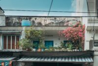 Sebuah hunian perkotaan yang menerapkan konsep hemat energi dengan memanfaatkan tanaman hijau di area balkon serta panel surya atap untuk meredam suhu panas ruangan secara alami.