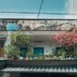 Sebuah hunian perkotaan yang menerapkan konsep hemat energi dengan memanfaatkan tanaman hijau di area balkon serta panel surya atap untuk meredam suhu panas ruangan secara alami.
