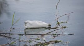 Limbah cair berwarna pekat dari kawasan industri mengalir langsung menuju aliran sungai yang menjadi sumber air baku bagi pemukiman warga sekitar.