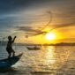 Seorang nelayan tradisional di perairan Nusantara sedang menggunakan teknik pancing ulur yang ramah lingkungan untuk menjaga kelestarian populasi ikan laut.