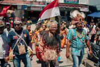 Masyarakat adat di pedalaman Indonesia terus merawat keasrian hutan leluhur mereka sebagai bentuk komitmen menjaga keanekaragaman hayati dan keharmonisan alam nusantara.