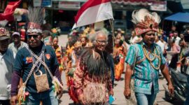 Masyarakat adat di pedalaman Indonesia terus merawat keasrian hutan leluhur mereka sebagai bentuk komitmen menjaga keanekaragaman hayati dan keharmonisan alam nusantara.
