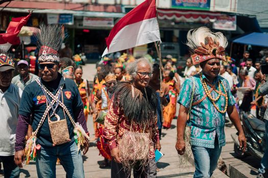 Masyarakat adat di pedalaman Indonesia terus merawat keasrian hutan leluhur mereka sebagai bentuk komitmen menjaga keanekaragaman hayati dan keharmonisan alam nusantara.
