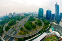Seorang warga menikmati ruang terbuka hijau di tengah kawasan perkotaan yang rindang sebagai bagian dari penyesuaian gaya hidup ramah lingkungan menghadapi suhu udara yang semakin meningkat.