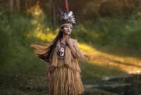 Seorang tokoh adat Dayak berdiri di tepi kawasan hutan lindung Kalimantan yang terus dipertahankan keasliannya dari ancaman alih fungsi lahan komersial.