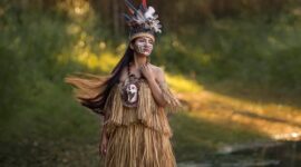 Seorang tokoh adat Dayak berdiri di tepi kawasan hutan lindung Kalimantan yang terus dipertahankan keasliannya dari ancaman alih fungsi lahan komersial.