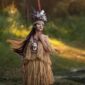 Seorang tokoh adat Dayak berdiri di tepi kawasan hutan lindung Kalimantan yang terus dipertahankan keasliannya dari ancaman alih fungsi lahan komersial.