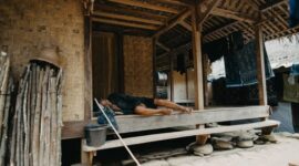 Masyarakat adat di pedalaman Nusantara konsisten menjaga keasrian hutan kelola mereka sebagai warisan leluhur yang menopang ekosistem bumi.