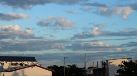 Sebuah rumah modern di area suburban yang memanfaatkan instalasi panel surya atap untuk memenuhi kebutuhan listrik harian. Pemanfaatan teknologi ini terbukti efektif menekan biaya pengeluaran energi sekaligus mengurangi emisi karbon keluarga.