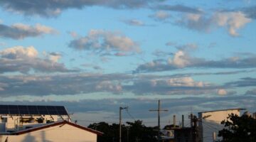 Sebuah rumah modern di area suburban yang memanfaatkan instalasi panel surya atap untuk memenuhi kebutuhan listrik harian. Pemanfaatan teknologi ini terbukti efektif menekan biaya pengeluaran energi sekaligus mengurangi emisi karbon keluarga.