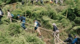Sejumlah relawan bersama warga lokal sedang menanam bibit pohon endemik di area pemulihan hutan untuk menjaga kelestarian ekosistem dan sumber air bersih.