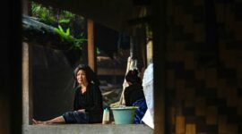 Masyarakat adat di pedalaman Indonesia konsisten mempertahankan tradisi leluhur dalam menjaga keasrian hutan ulayat dan sumber daya alam setempat.