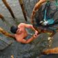 Seorang nelayan tradisional di perairan Maluku menggunakan metode pancing ulur yang ramah lingkungan untuk menjaga populasi ikan laut.