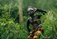 Suasana hangat di pemukiman masyarakat adat yang tetap mempertahankan tradisi luhur dalam merawat hutan serta kelestarian tanah leluhur mereka secara turun-temurun.