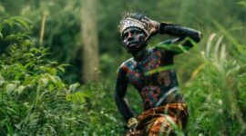 Suasana hangat di pemukiman masyarakat adat yang tetap mempertahankan tradisi luhur dalam merawat hutan serta kelestarian tanah leluhur mereka secara turun-temurun.