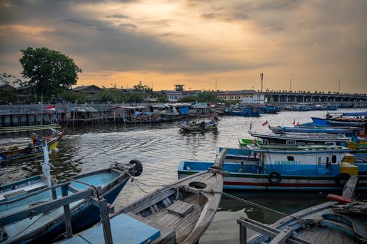 Para nelayan di desa pesisir bersiap melaut menggunakan perahu kayu tradisional saat matahari terbit melukis cakrawala pagi.