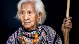 Tetua adat bersama warga komunitas menjaga kelestarian bentang alam hutan adat yang menjadi sumber oksigen dan air bersih bagi kehidupan masyarakat.