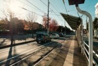Pengendara mengisi daya kendaraan listrik di salah satu stasiun pengisian umum di pusat Jakarta sebagai bagian dari pergeseran gaya hidup ramah lingkungan kaum urban.
