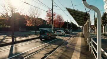 Pengendara mengisi daya kendaraan listrik di salah satu stasiun pengisian umum di pusat Jakarta sebagai bagian dari pergeseran gaya hidup ramah lingkungan kaum urban.