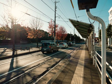 Pengendara mengisi daya kendaraan listrik di salah satu stasiun pengisian umum di pusat Jakarta sebagai bagian dari pergeseran gaya hidup ramah lingkungan kaum urban.