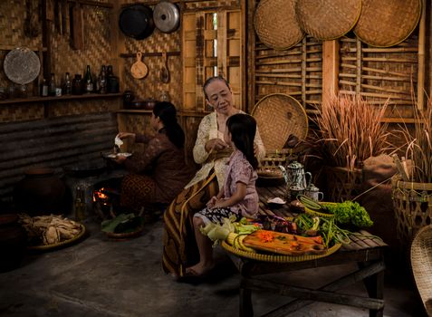 Seorang warga sedang merawat tanaman hias di area balkon rumah perkotaan sebagai langkah sederhana menciptakan ruang hijau dan menurunkan suhu ruangan.