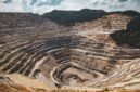 Pemandangan udara bekas galian tambang terbuka yang mengikis kawasan hijau pesisir, memperlihatkan dampak nyata industri ekstraktif terhadap lanskap alam Indonesia.