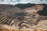 Pemandangan udara bekas galian tambang terbuka yang mengikis kawasan hijau pesisir, memperlihatkan dampak nyata industri ekstraktif terhadap lanskap alam Indonesia.