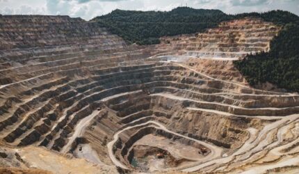 Mengurai Jejak Kelam Industri Ekstraktif di Balik Kenyamanan Gaya Hidup Digital Kontemporer