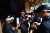 Masyarakat adat tengah berjalan menyusuri hutan lindung ulayat mereka yang terjaga kelestariannya secara alami di kawasan pedalaman Indonesia. Foto ini menggambarkan hubungan harmonis antara manusia dan alam yang telah terjalin selama turun-temurun.